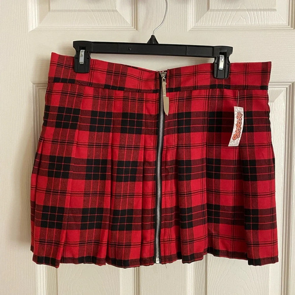 Red pleated plaid skirt with knife zipper back NWT - Picture 2 of 6